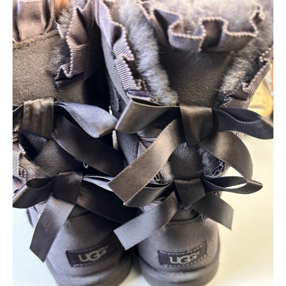 Ugg Bailey Bow Ruffle Boots Size 5 Lavender Gray Nightfall GUC Girls Womens - Picture 3 of 12